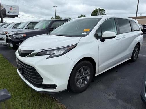 2023 Toyota Sienna LE