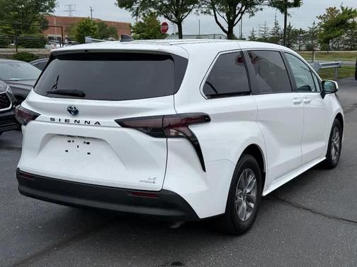 2023 Toyota Sienna LE