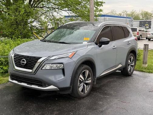 Boulder Gray Pearl/Super Black 2022 Nissan Rogue Platinum