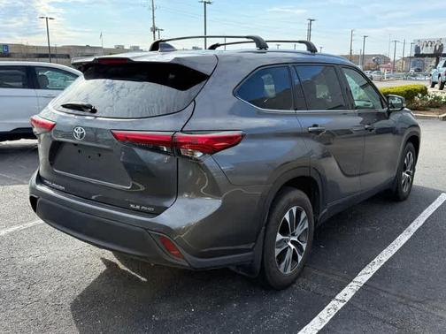 Magnetic Gray Metallic 2021 Toyota Highlander XLE