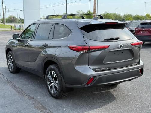 Magnetic Gray Metallic 2021 Toyota Highlander XLE