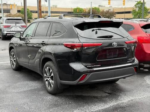 Midnight Black Metallic 2022 Toyota Highlander XLE