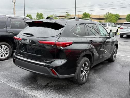 Midnight Black Metallic 2022 Toyota Highlander XLE