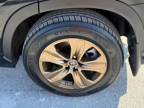 2023 Toyota Highlander Hybrid Bronze Edition