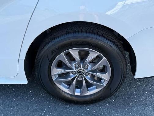 Ice Cap 2023 Toyota Sienna LE