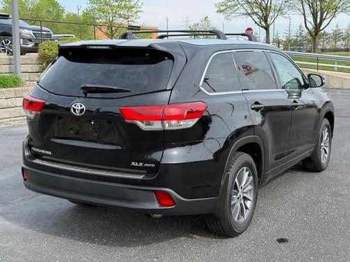 Midnight Black Metallic 2017 Toyota Highlander XLE