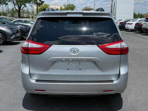 2019 Toyota Sienna XLE