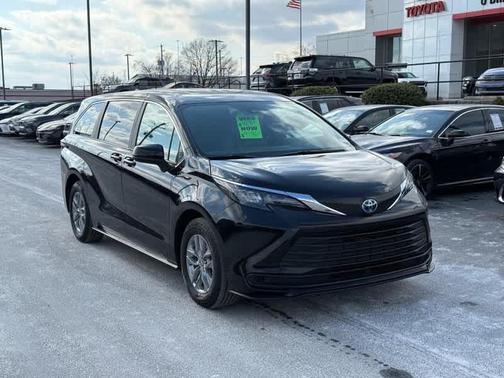 2025 Toyota Sienna LE