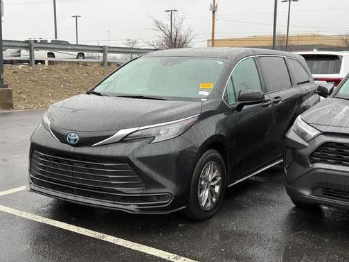 2025 Toyota Sienna LE