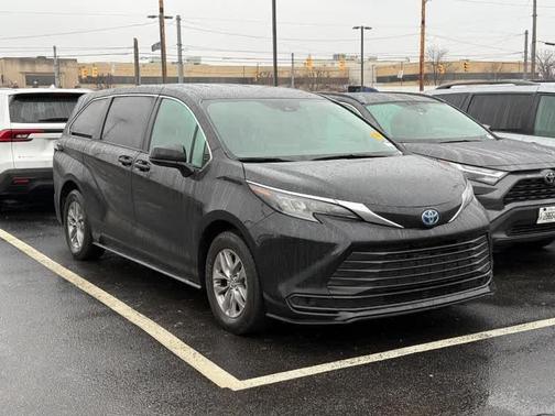 2025 Toyota Sienna LE