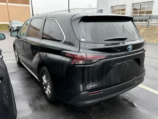 2025 Toyota Sienna LE