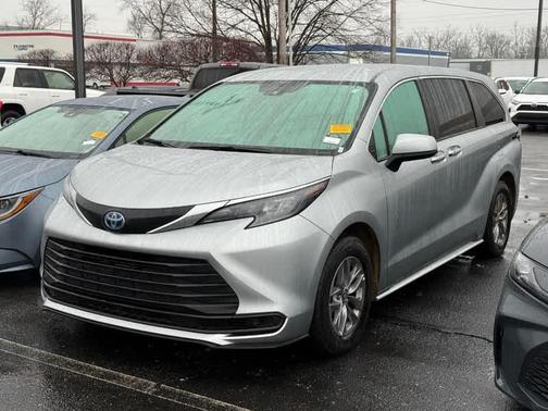 2025 Toyota Sienna LE