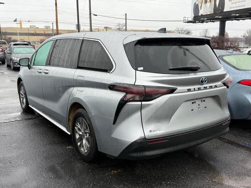 2025 Toyota Sienna LE