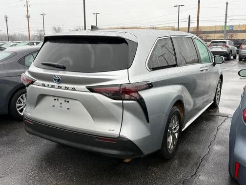 2025 Toyota Sienna LE