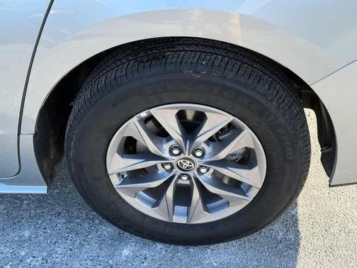 2025 Toyota Sienna LE