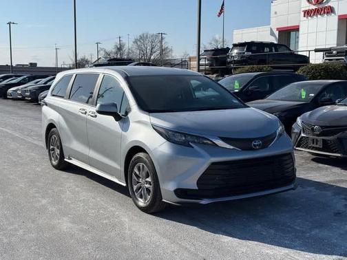 2025 Toyota Sienna LE