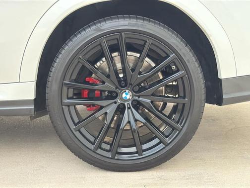 Mineral White Metallic 2025 BMW X6 M60i