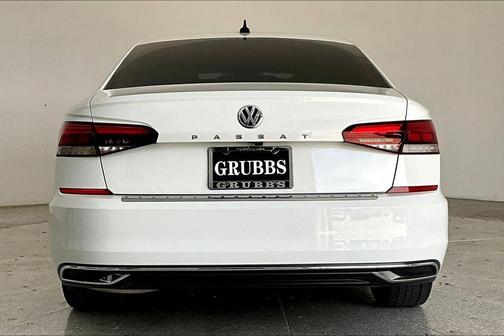 Pure White 2021 Volkswagen Passat 2.0T SE