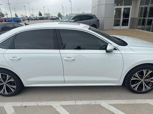 Pure White 2021 Volkswagen Passat 2.0T SE