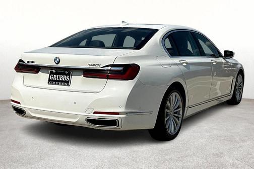 2022 BMW 740 i