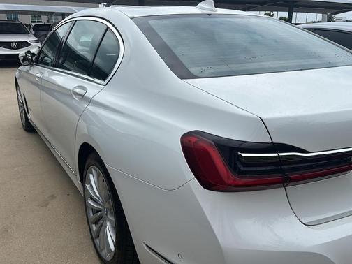 2022 BMW 740 i