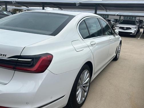 2022 BMW 740 i