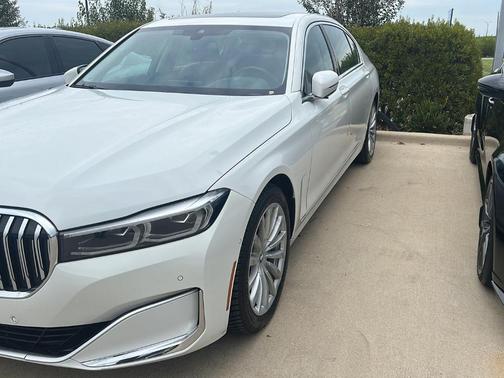 2022 BMW 740 i