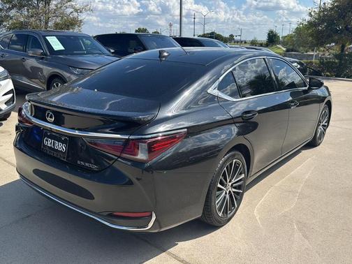 2024 Lexus ES 300h Base
