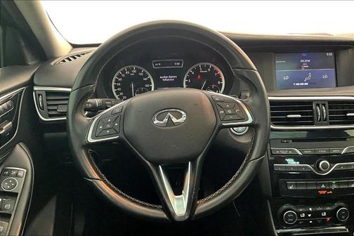 2018 INFINITI QX30 LUXE
