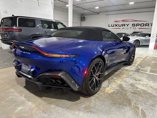 2022 Aston Martin Vantage Base