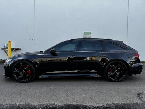 Mythos Black Metallic 2023 Audi RS 6 Avant 4.0T