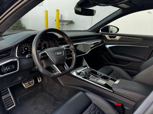 Mythos Black Metallic 2023 Audi RS 6 Avant 4.0T
