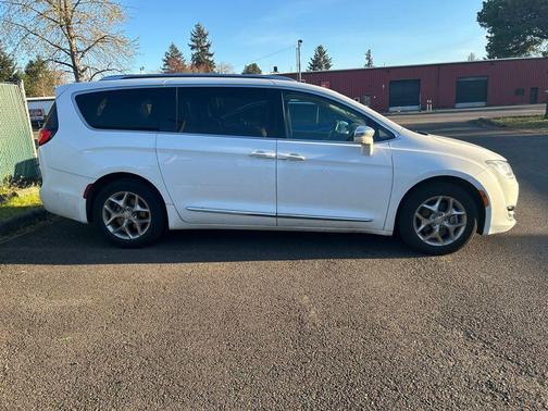 Bright White Clearcoat 2017 Chrysler Pacifica Limited