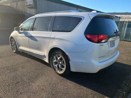 Bright White Clearcoat 2017 Chrysler Pacifica Limited