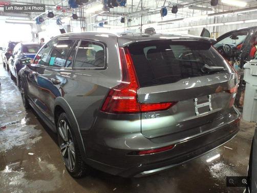 2025 Volvo V60 Cross Country Plus, B5 AWD Gas (mild hybrid)