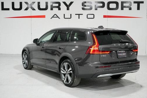 2025 Volvo V60 Cross Country Plus, B5 AWD Gas (mild hybrid)