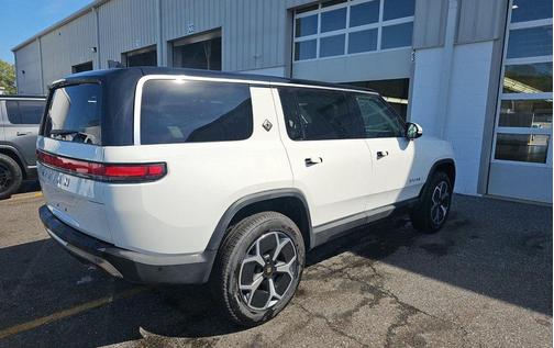 2024 Rivian R1S Adventure
