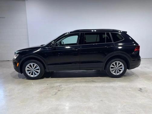 Deep Black Pearl Metallic 2018 Volkswagen Tiguan 2.0T S