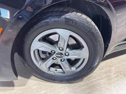 Ebony Black 2022 Kia K5 LXS