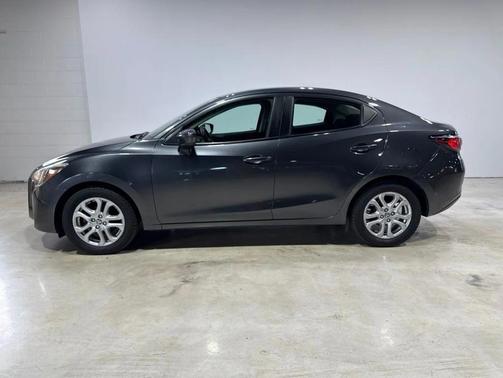 Graphite 2017 Toyota Yaris iA Base