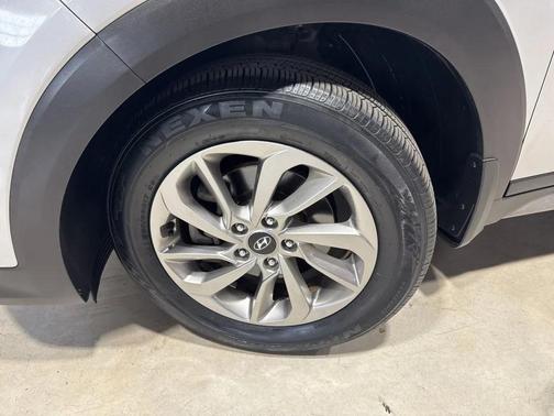 Molten Silver 2017 Hyundai TUCSON SE Plus