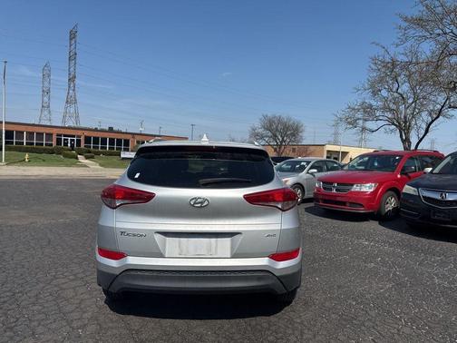 Molten Silver 2017 Hyundai TUCSON SE Plus