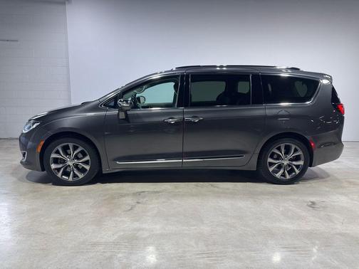 Granite Crystal Metallic Clearcoat 2017 Chrysler Pacifica Limited