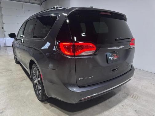 Granite Crystal Metallic Clearcoat 2017 Chrysler Pacifica Limited