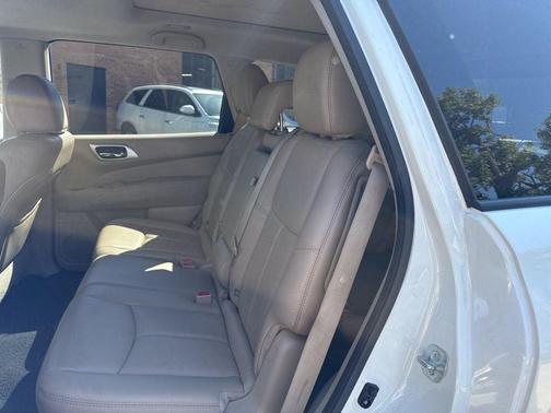 2017 Nissan Pathfinder SL