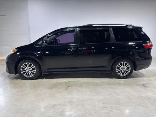 Midnight Black Metallic 2020 Toyota Sienna XLE