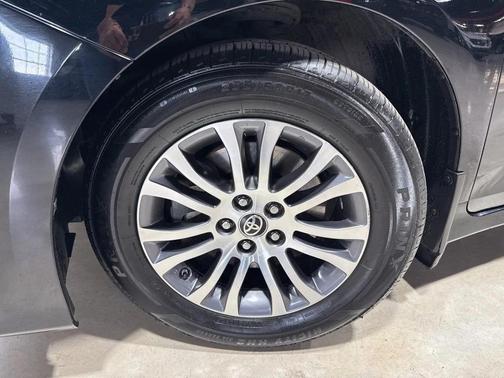 Midnight Black Metallic 2020 Toyota Sienna XLE
