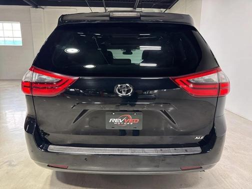 Midnight Black Metallic 2020 Toyota Sienna XLE