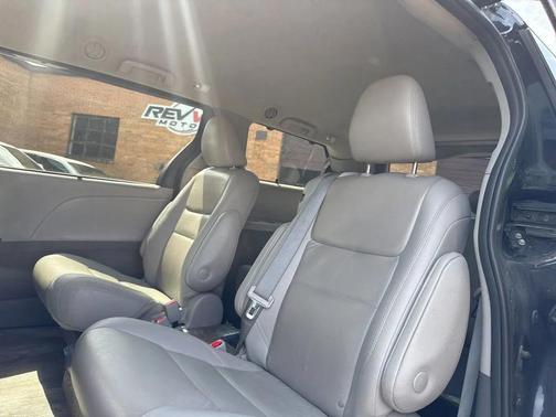 Midnight Black Metallic 2020 Toyota Sienna XLE