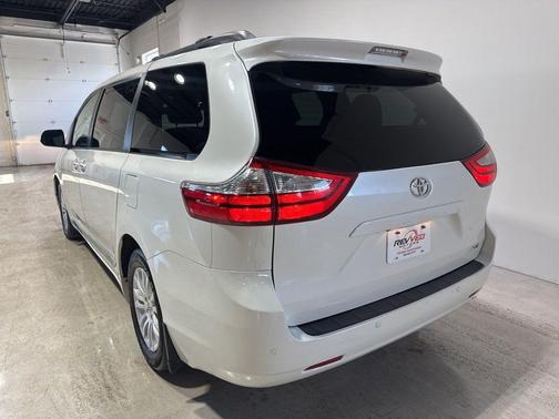 2017 Toyota Sienna XLE